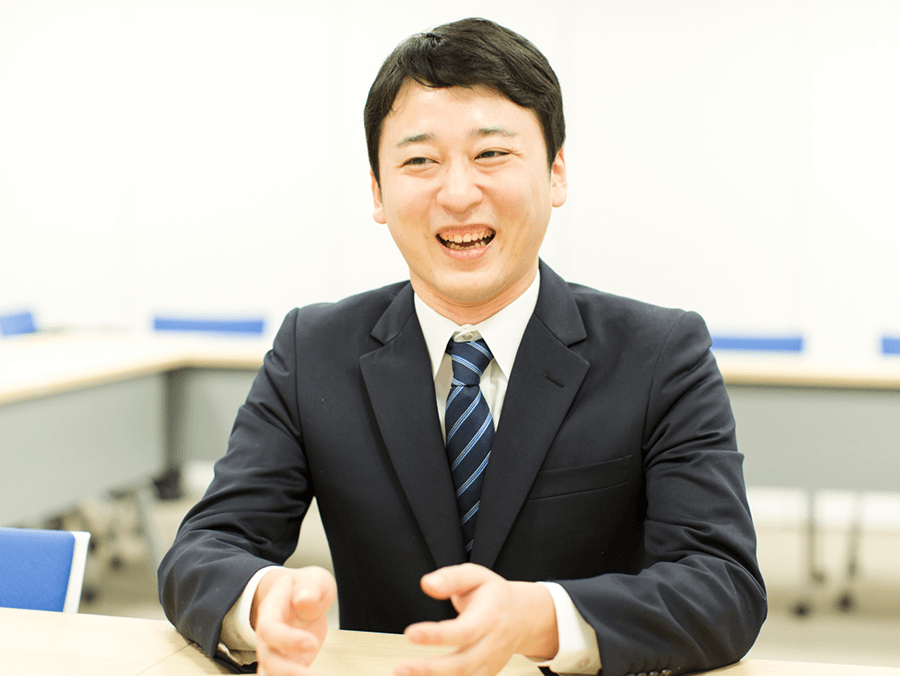 インタビューを受けている男性2